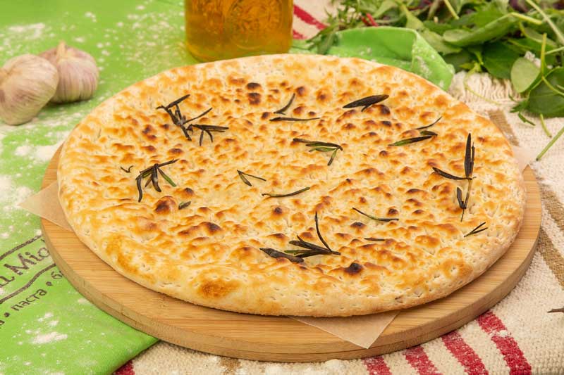 Фокача с розмарином и чесноком