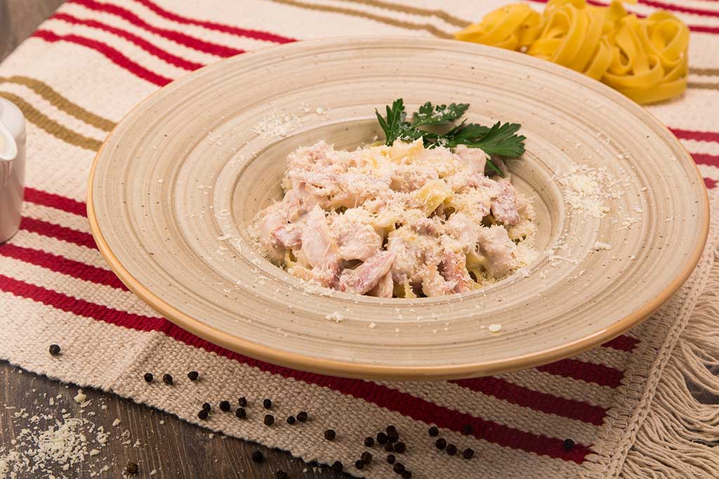 Феттуччине  с курицей и беконом в сливочном соусе