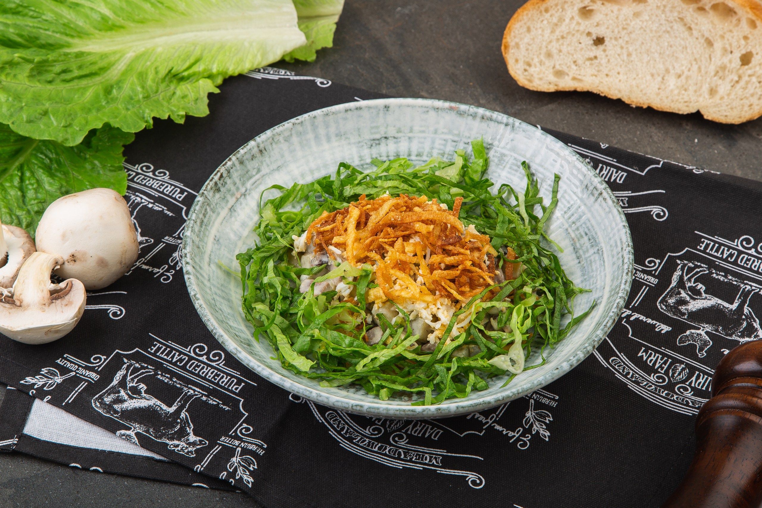 С телячьим языком, грибами, корнишонами, картофелем и горчичной заправкой
